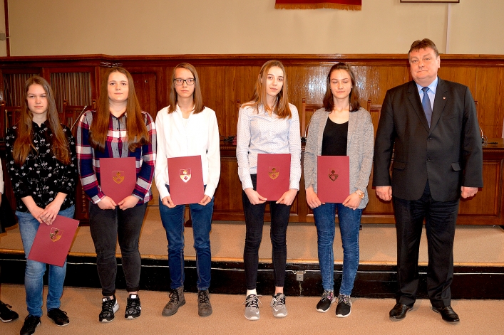 Uroczystość wręczenia stypendiów dla gimnazjalistów z Elbląga (+ zdjęcia)