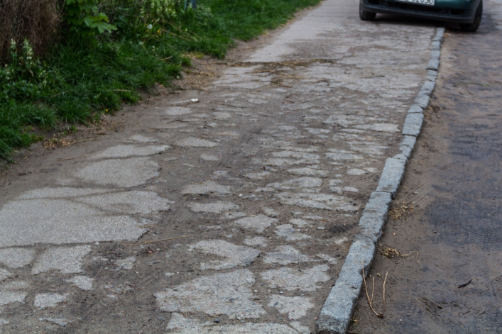Uwaga, ciasno! Na ulicę Barona służby ratunkowe nie dojadą