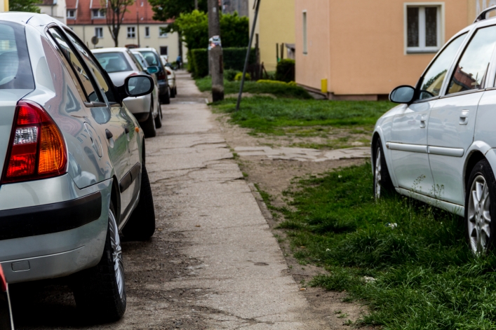 Uwaga, ciasno! Na ulicę Barona służby ratunkowe nie dojadą