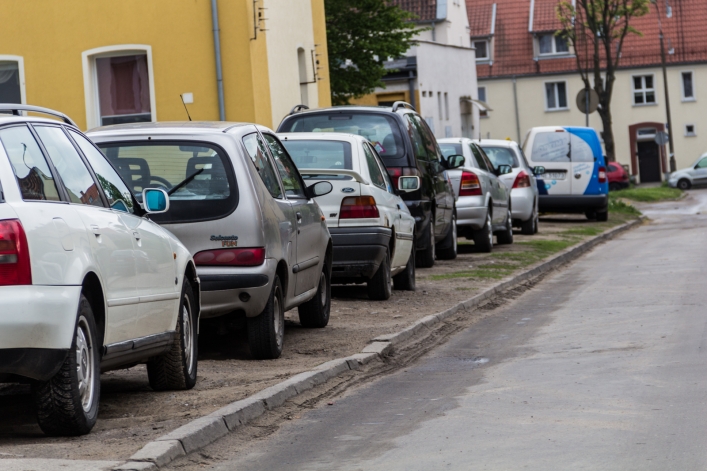 Uwaga, ciasno! Na ulicę Barona służby ratunkowe nie dojadą