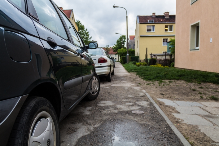 Uwaga, ciasno! Na ulicę Barona służby ratunkowe nie dojadą