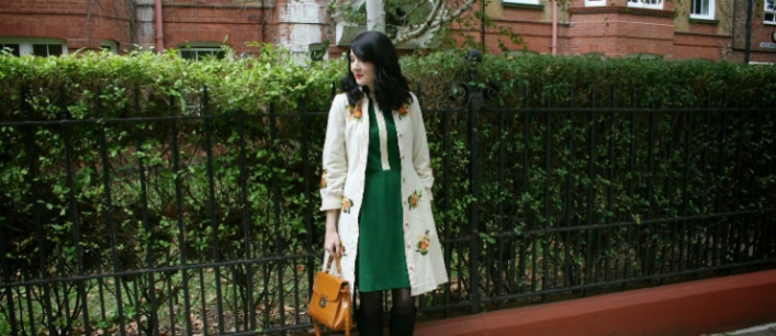 Bloggerka Hackney Rose ubrana w stylu lat 60-tych