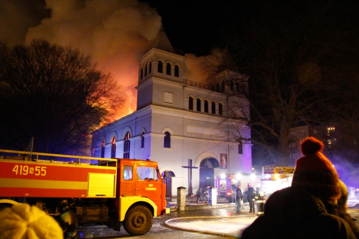 W Braniewie płonie dach kościoła. Strażacy walczą z ogniem