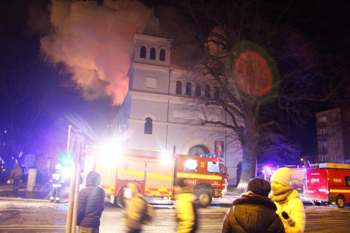 W Braniewie płonie dach kościoła. Strażacy walczą z ogniem