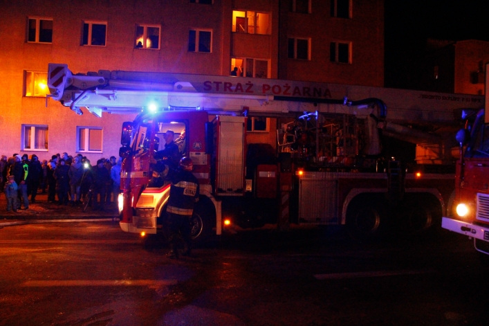 W Braniewie płonie dach kościoła. Strażacy walczą z ogniem
