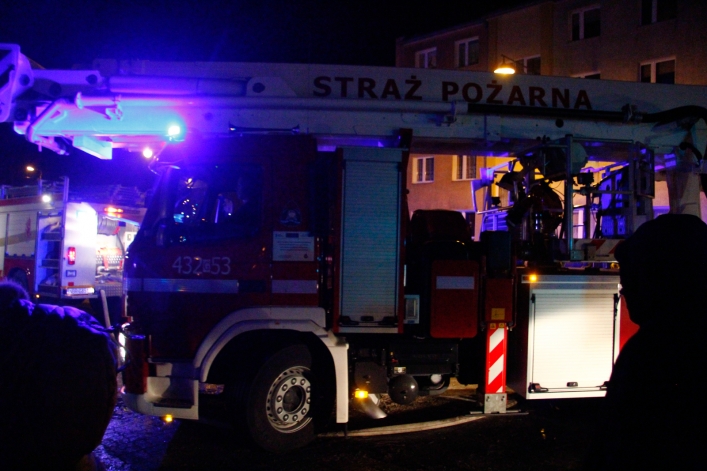 W Braniewie płonie dach kościoła. Strażacy walczą z ogniem
