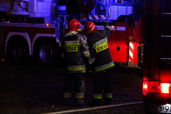 W Braniewie płonie dach kościoła. Strażacy walczą z ogniem
