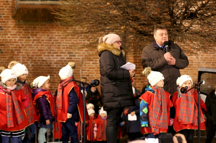 W dzień św. Mikołaja – patrona Elbląga – rozbłysła światełkami miejska choinka