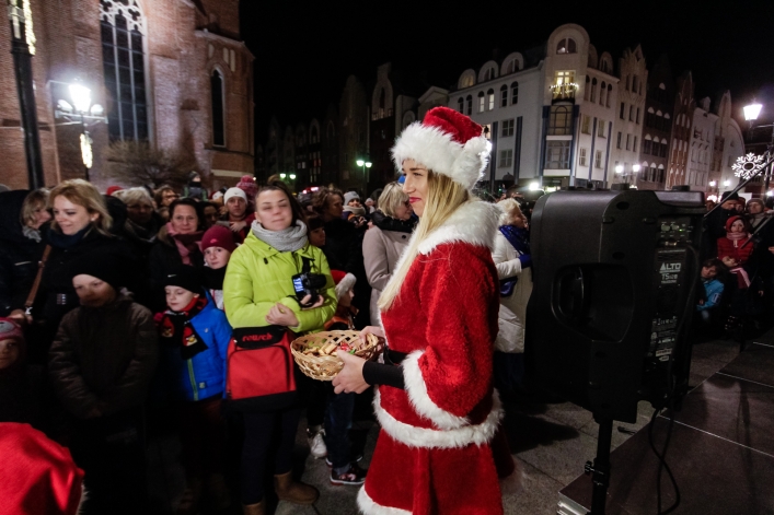 W Elblągu czuć już Magię Świąt. Na Starym Mieście rozbłysła choinka