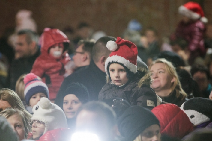 W Elblągu czuć już Magię Świąt. Na Starym Mieście rozbłysła choinka