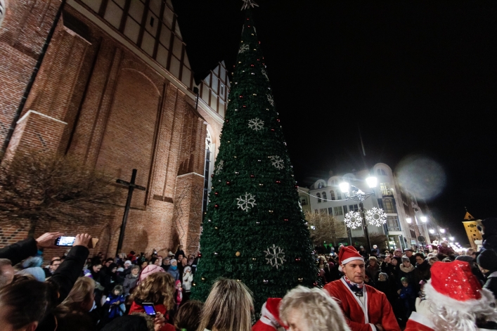 W Elblągu czuć już Magię Świąt. Na Starym Mieście rozbłysła choinka