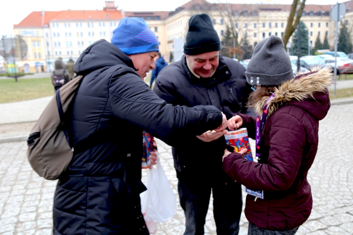 W naszym mieście na rzecz WOŚP kwestuje królowa elbląskich szachów