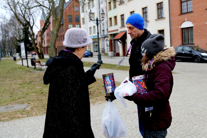 W naszym mieście na rzecz WOŚP kwestuje królowa elbląskich szachów