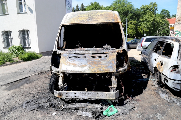 W nocy w centrum Elbląga spłonęły dwa samochody