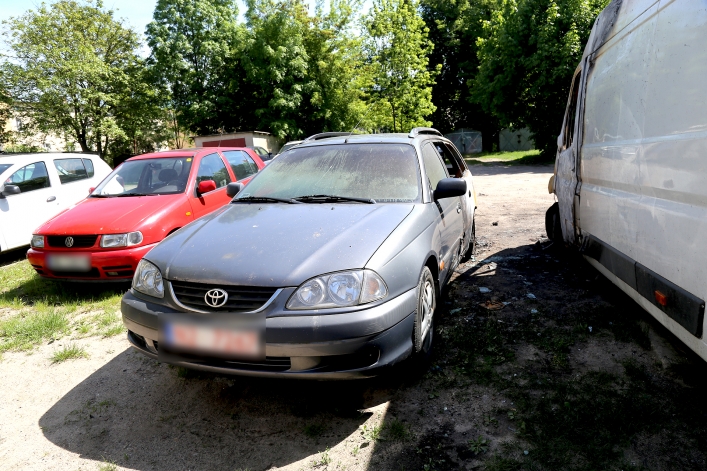 W nocy w centrum Elbląga spłonęły dwa samochody