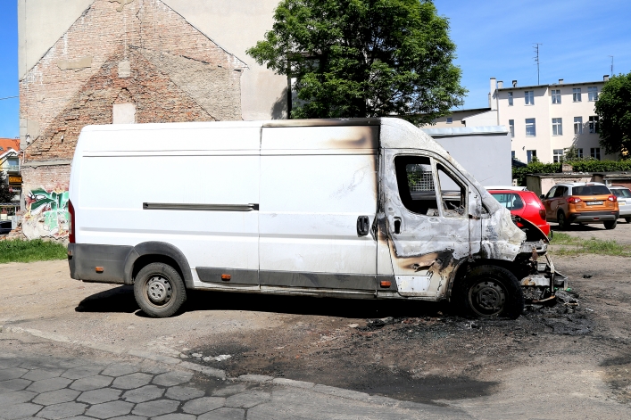 W nocy w centrum Elbląga spłonęły dwa samochody