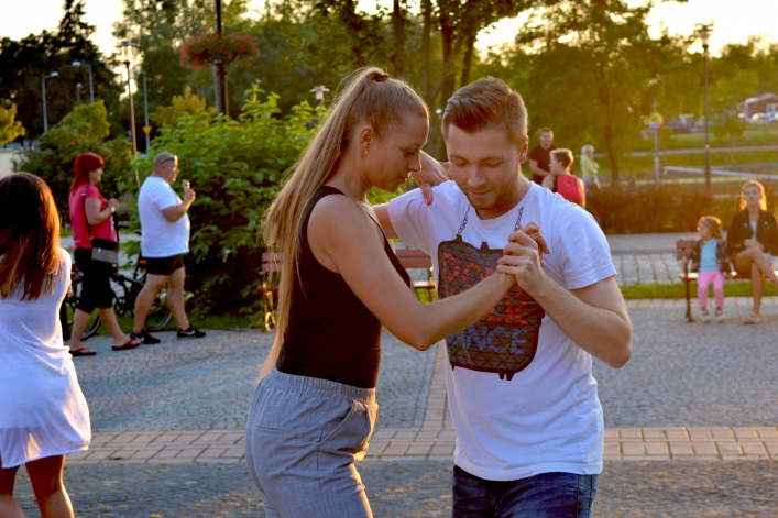 W rytmach bachaty przy fontannie