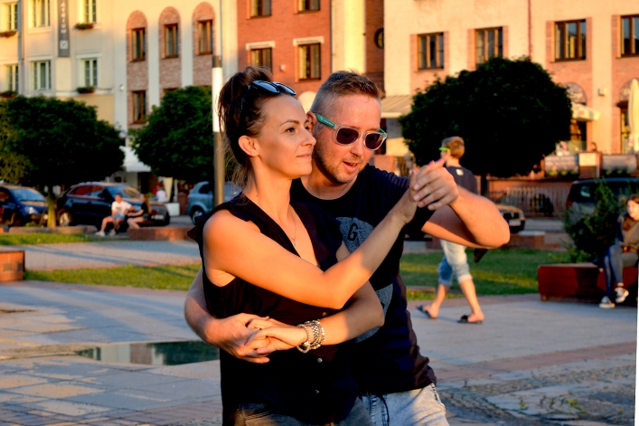 W rytmach bachaty przy fontannie