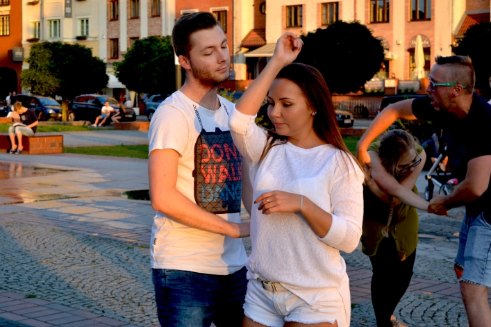W rytmach bachaty przy fontannie