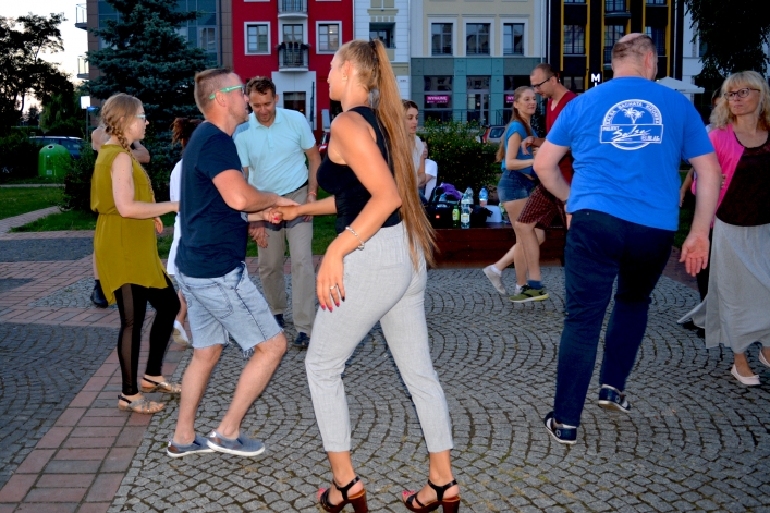 W rytmach bachaty przy fontannie