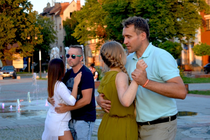 W rytmach bachaty przy fontannie
