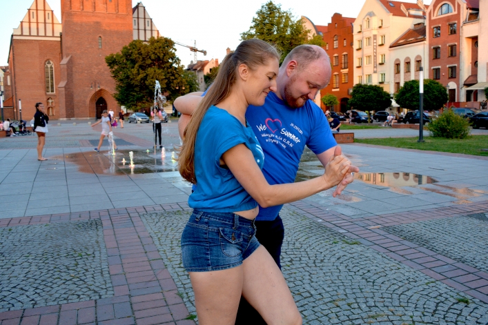 W rytmach bachaty przy fontannie