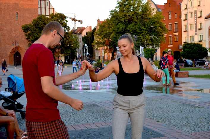 W rytmach bachaty przy fontannie