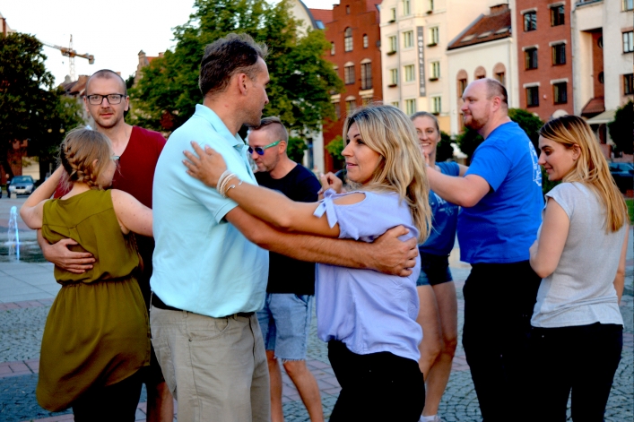 W rytmach bachaty przy fontannie