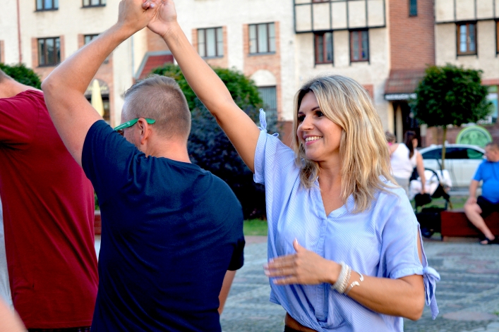 W rytmach bachaty przy fontannie