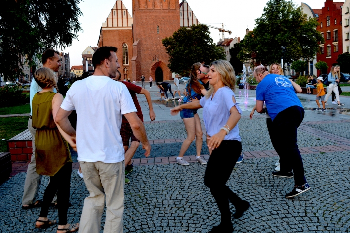 W rytmach bachaty przy fontannie