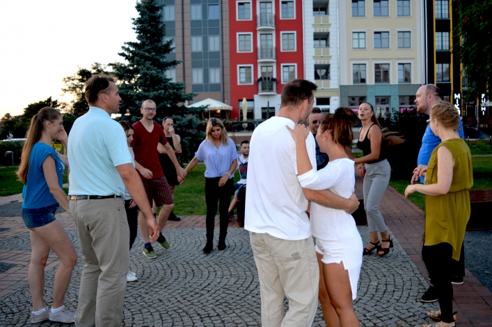 W rytmach bachaty przy fontannie