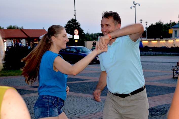 W rytmach bachaty przy fontannie