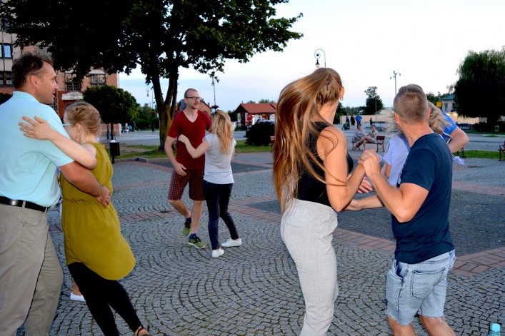 W rytmach bachaty przy fontannie