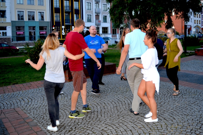 W rytmach bachaty przy fontannie