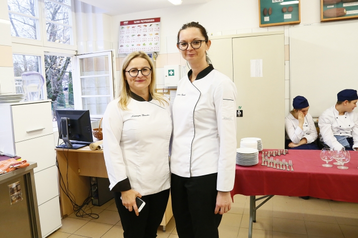 Warsztaty rybne. Elbląski Klub Szefów Kuchni szkolił uczniów ZSG Fotorelacja – część 1.
