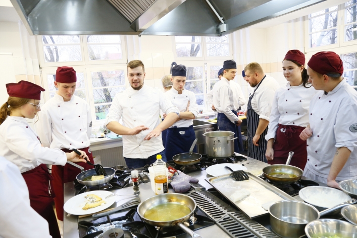 Warsztaty rybne. Elbląski Klub Szefów Kuchni szkolił uczniów ZSG. Fotorelacja – część 2.
