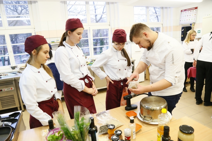Warsztaty rybne. Elbląski Klub Szefów Kuchni szkolił uczniów ZSG. Fotorelacja – część 2.
