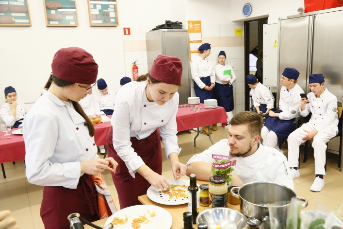 Warsztaty rybne. Elbląski Klub Szefów Kuchni szkolił uczniów ZSG. Fotorelacja – część 2.