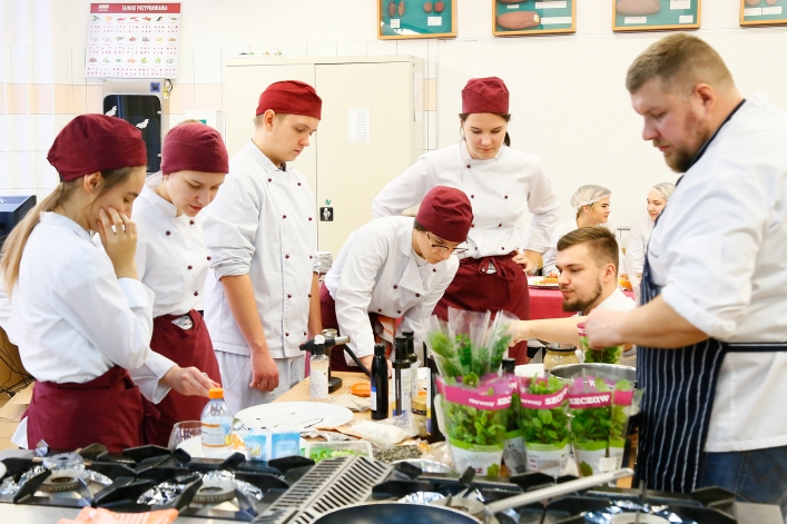 Warsztaty rybne. Elbląski Klub Szefów Kuchni szkolił uczniów ZSG. Fotorelacja – część 2.