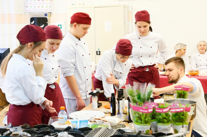 Warsztaty rybne. Elbląski Klub Szefów Kuchni szkolił uczniów ZSG. Fotorelacja – część 2.