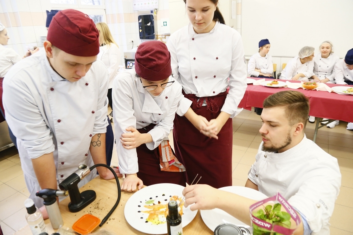 Warsztaty rybne. Elbląski Klub Szefów Kuchni szkolił uczniów ZSG. Fotorelacja – część 2.