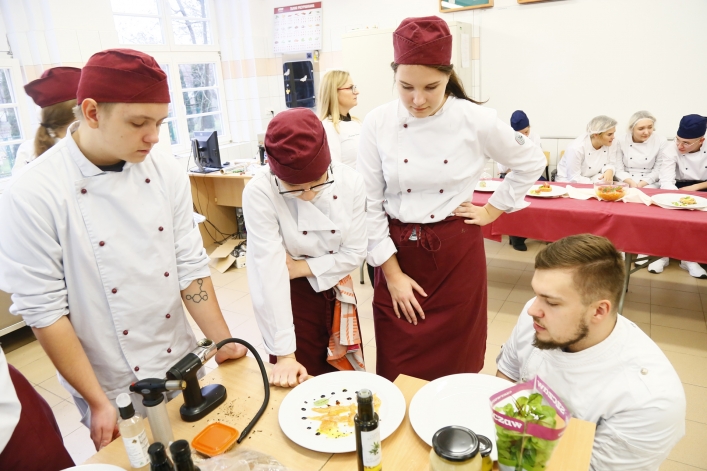 Warsztaty rybne. Elbląski Klub Szefów Kuchni szkolił uczniów ZSG. Fotorelacja – część 2.