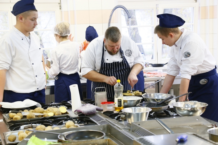 Warsztaty rybne. Elbląski Klub Szefów Kuchni szkolił uczniów ZSG. Fotorelacja – część 2.