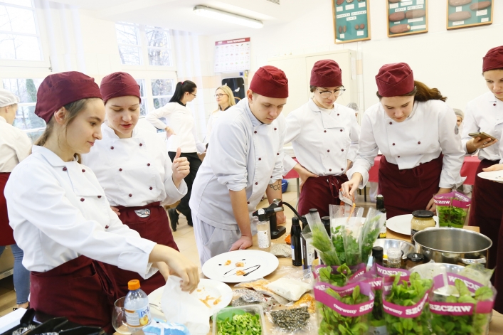 Warsztaty rybne. Elbląski Klub Szefów Kuchni szkolił uczniów ZSG. Fotorelacja – część 2.