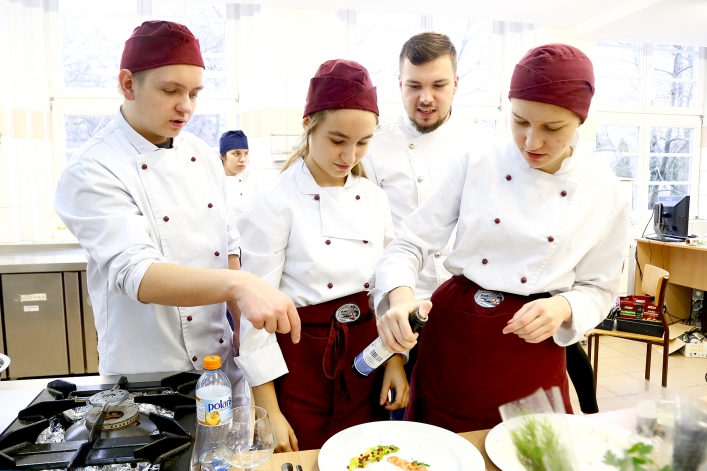 Warsztaty rybne. Elbląski Klub Szefów Kuchni szkolił uczniów ZSG. Fotorelacja – część 2.