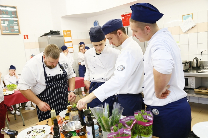 Warsztaty rybne. Elbląski Klub Szefów Kuchni szkolił uczniów ZSG. Fotorelacja – część 2.
