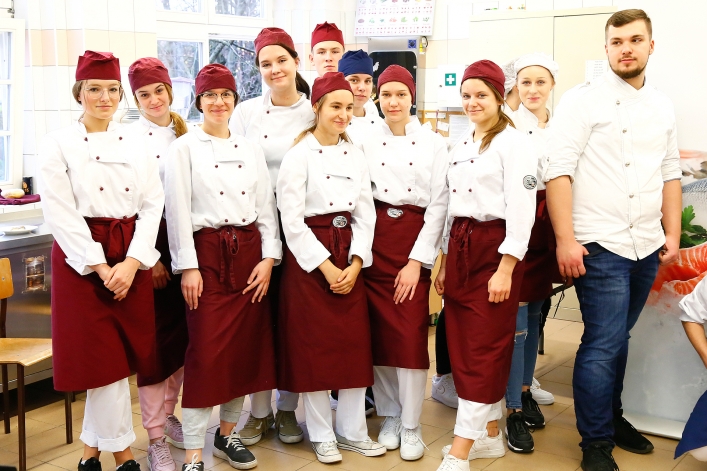 Warsztaty rybne. Elbląski Klub Szefów Kuchni szkolił uczniów ZSG. Fotorelacja – część 2.