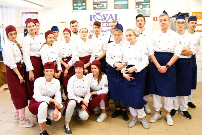 Warsztaty rybne. Elbląski Klub Szefów Kuchni szkolił uczniów ZSG. Fotorelacja – część 2.