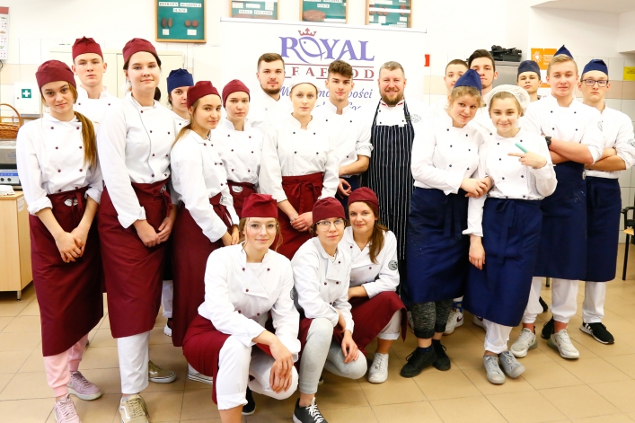 Warsztaty rybne. Elbląski Klub Szefów Kuchni szkolił uczniów ZSG. Fotorelacja – część 2.