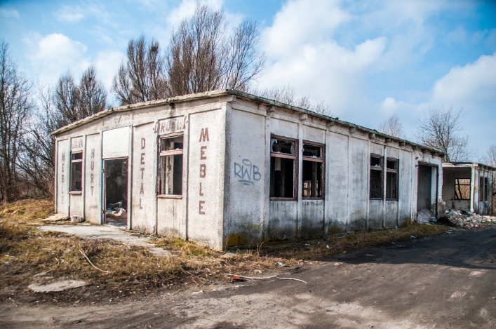 wgrac foto // Motoryzacyjne wysypisko przy ul. Akacjowej. Skąd się tam wzięło?